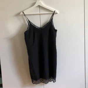 Spetsklänning - Spetsklänning från weekday. Knappt använd! Möts upp i Stockholm eller fraktas 