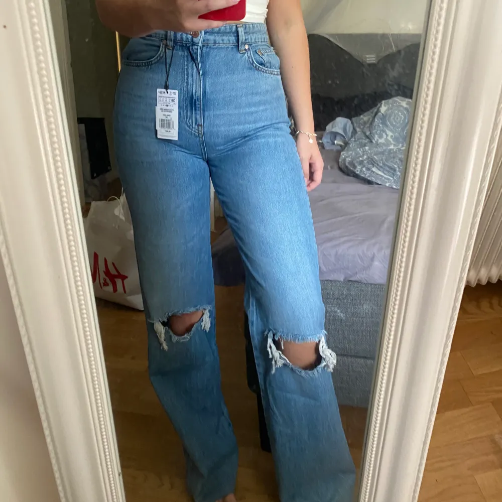Skitsnygga nya jeans i storlek 40 men skulle säga att dom passar en medium. Aldrig använda helt nya, endast testade! BUDA🥰. Jeans & Byxor.