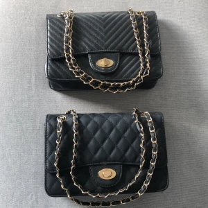 Svarta Väskor - Två stycken svarta väskor, den översta säljs för 70kr eftersom den är mer använd och den under för 100kr båda för 150kr💕✨🌸köparen står för frakt✨buda gärna