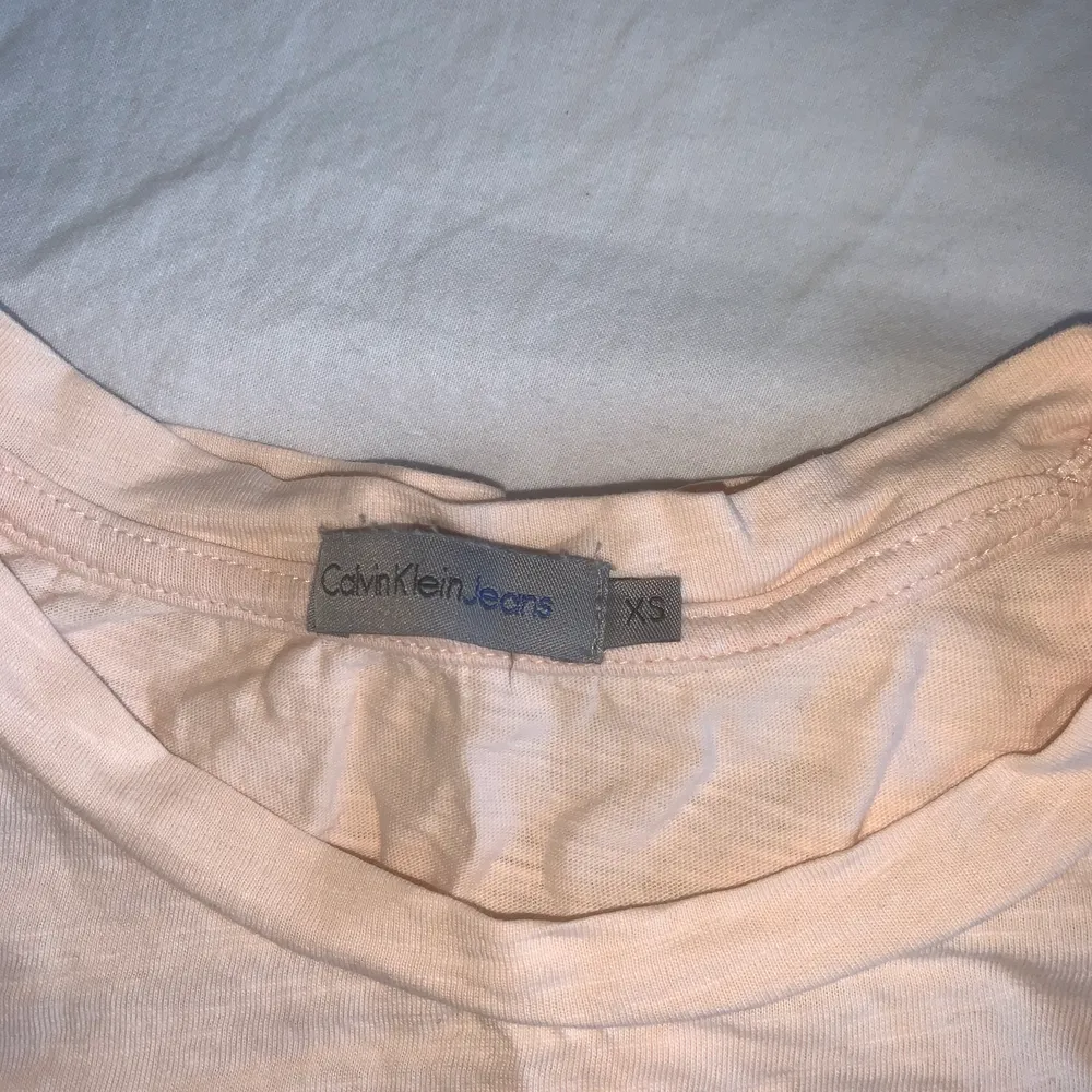 Ljusrosa Calvin Klein t-shirt Storlek: 34  Ej fast pris. T-shirts.