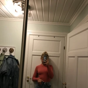 Bik bok tröja - Säljer denna tröja i jättebra skick. Den är jätteskön och varm, bra till hösten och vintern. Färgen är korallröd och och sitter jättebra. Inköpt för ca 200. 