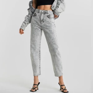 Mom Jeans - Assnygga gråa mom jeans från Gina Tricot. Nypris är 549kr. Säljer då de inte riktigt passar längre. Bra skick!