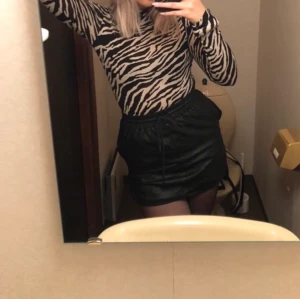 Kjol - Snygg kjol med fickor, stretchigt material, strl S men passar M oxå