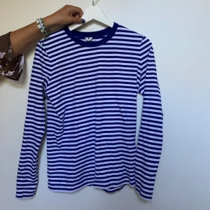 Randig tröja  - Säljer min blå och vit randiga tröja från arket. Storlek S. Köparen står för frakten 
