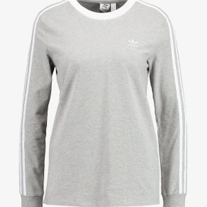 Adidas tröja - Säljer min fina ljusgrå adidas tröja i et väldigt bra skick. Tröjan kommer inte till användning längre därav säljer jag den. Fraktpris- 50kr