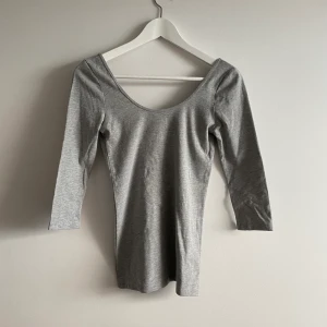 Grå topp  - Basic plagg, aldrig använd. Mycket snygg! 