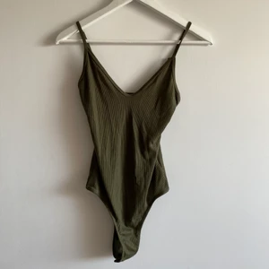 Militärgrön body - Oanvänd body från Bikbok, mycket fin och i gott skick! 