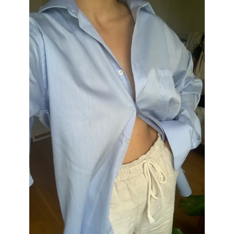 En blå, vit randig oversized skjorta. Jättebra skick för att vara vintage, gott ny! Liknar den från djerf avenue 💙 (Köparen står för frakt). Skjortor.