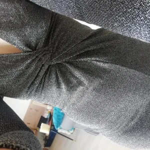 Glittrig klänning - Riktigt snygg klänning från H&M i strl 36! Bara använd en gång. 