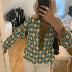Rutig skjorta - Säljer denna ascoola, vintage skjortan. Står storlek 40 men är mer som en 34/36. Frakt tillkommer på 42kr. (Budet ligger på 170kr) Bud avslutas på torsdag (13/8) 