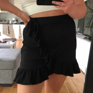 Omlottkjol - Superfin omlottkjol från Gina Tricot! Knappt använd så är i ett väldigt bra skick! Den är i storlek L men passar nog bra på en M också! 💞💞