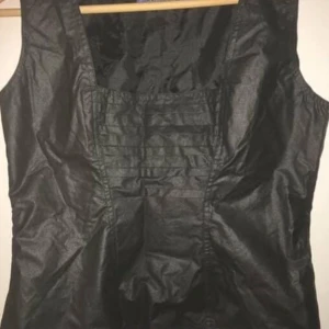 Top, Borderline by Lysholt. Stl.2. NY! - Kort top från Borderline by Lysholt i stl 2 som jag tror motsvarar M. NY!