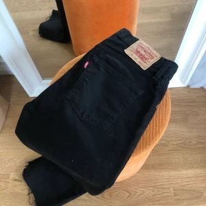 Levis Jeans - Sjukt snygga svarta levisjeans. Har redan svarta så säljer dessa. Som 501 förutom att de är högre i midjan samt har bättre passform. Som nya i skicket.