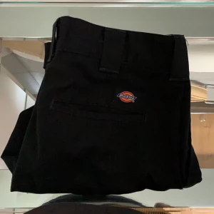 Dickies byxor- slim fit  - Säljer mina dickies brallor i gott skick. Säljes pga, lite för tajta för min smak. Köpare står för frakt✨