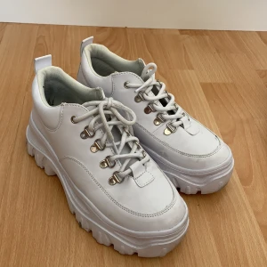Chunky sneakers stl 39 - Chunky sneakers från Asos, använda en gång. Köpta för ca 400 kr. Säljer eftersom de tyvärr är en storlek för stor:/ Köparen står för frakten!