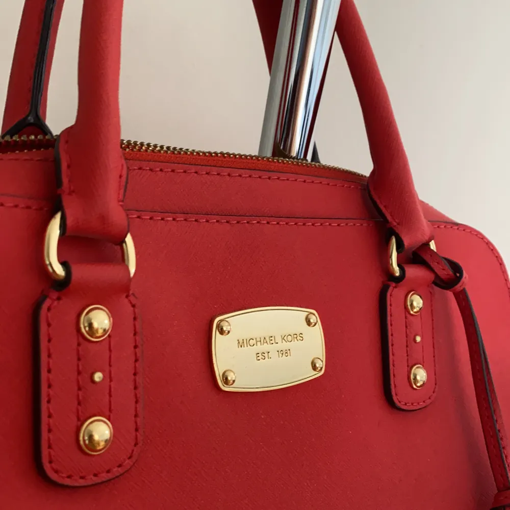 MK väska i sällsynt röd/orange färg!! Endast använt fåtal gånger, super fint skick! . Väskor.