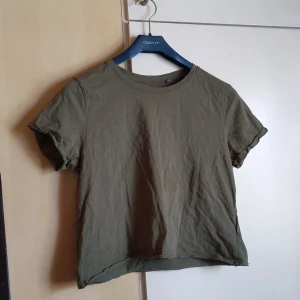 Cropped t-shirt från new Yorker - Svårt att få rätt färg på bild men den är egentligen mer militär grön 