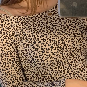 Tröja - leopard långärmad tröja, i storlek xs köpt på gina, kom privat för mer information:) frakt 22kr
