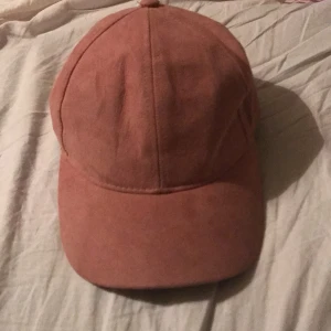 Mocka keps - En gammaldagsrosa mocka keps  bra skick använd 2 gånger