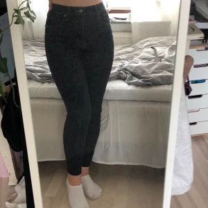 Levis mile high jeans  - Säljer dessa superfina levisjeansen då de inte kommer till användning. Har både in vaderna lite och sytt upp de en bit för att passa mig. De är strl w 29, men passar både lite mindre och större. Fraktkostnad tillkommer💞