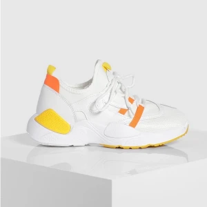 Sneakers från Boohoo!  - Fina och väldigt väldigt sköna sneakers från Boohoo köpta för 504kr som gjorde ont i tårna då jag egentligen har strl 39 😓 Kom med ett pris 🤯 De har en liiiten fläck men jag kommer att tvätta skorna innan så de är i nyskick 🌸 (Spårbar frakt) 