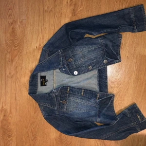 Mörkblå jeansjacka 🤍 - En cropped mörklblå jeans jacka som jag inte längre använder (: 160 inkl frakten ❤️