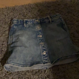 Jeans kjol  - Hej,säljer dena jeans kjul,storlek 34 men går även att spena åt. Denna kjul är alldeles för kort för mig,som ni ser! Plaget tvättas så klart innan ni får det,det blir en billig frakt,säljer även denna billigt✌🏻😗