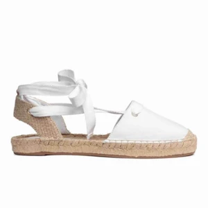 Skor - Så söta espadrillos köpta ett tag sen från hm, trots använda är det vita tyget nästintill nyskick😉 går att snöra på flera olika sätt och är strl 38 men passar en 39 också, kostar 120kr (frakt på 65kr tillkommer)