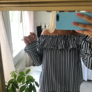 Blus - Vit blå randig blus från hm i en liten 38. Säljer för 30kr + frakt. Skriv för mer bilder