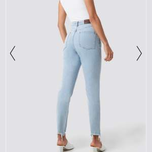 Fina ljusa jeans från nakd, aldrig använda p.g.a fel storlek. Köpta bara för någon vecka sedan för 399kr säljer nu för 180kr+frakt eventuellt mötas upp i Göteborgstrakterna