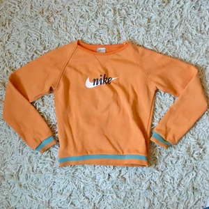 Nike sweatshirt  - Snygg retro nike sweatshirt som jag inte tycker sitter lite tight💞 mycket sparsamt använd:)) 54kr frakt.