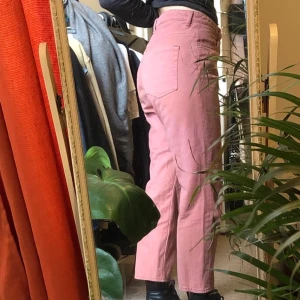 weekday jeans - inte min bild i 1a!  de populära jeansen i modellen row, just denna färg säljs inte längre på weekday. den ända defekten på byxorna är den blekta pricken vid bälthylsan där bak, märks knappt men kan täckas med ett bälte🥰 