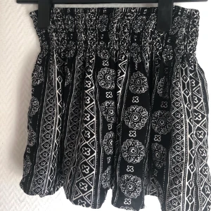 Kjol  - Kjol från Hollister, stretchig med resår i midjan. Superskönt material🌸🌺 frakt tillkommer (44 kr)