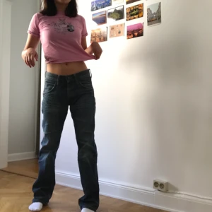 wrangler - så feta wrangler byxor💗 säljer då det är lite stora för mig:( står ingen storlek men har för mig att de är i storlek 27