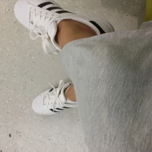 Adidas Superstars sneakers - Säljer mina älskade Adidas superstars, dessa är väl omhändertagna men eftersom jag har använt dessa en del så har de blivit lite slitna på insidan av skorna. Är i strl 40 och startpris är 750 inkl frakt💞💞 hör av er om eventuella frågor!!