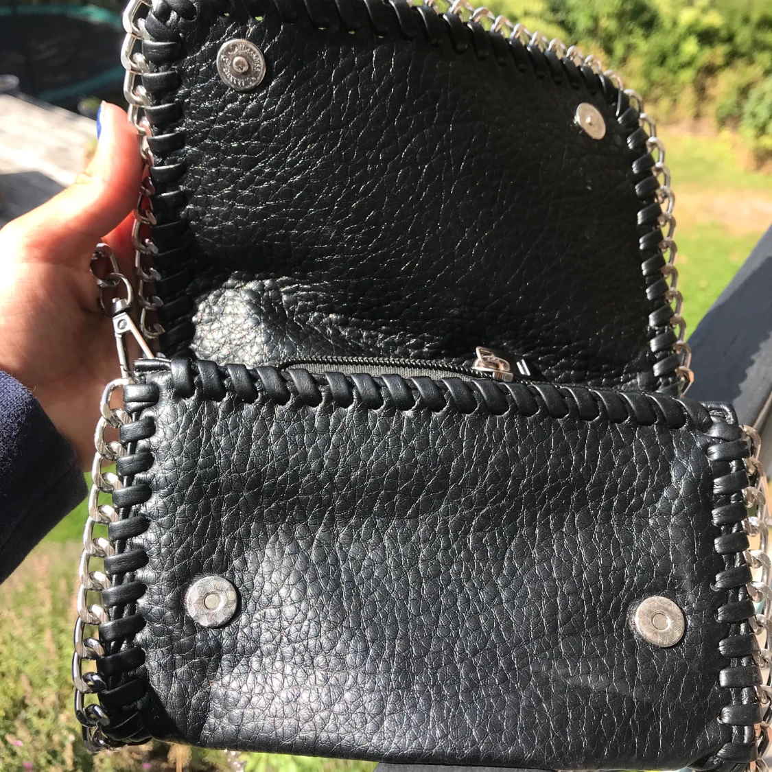 Tiamo väska me svart läder o kedjeremmar - 90