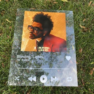 Glastavlor Spotify - ❗️TAR EJ EMOT FLER BESTÄLLNINGAR PGA FÖR LITE TID NU NÄR SKOLAN BÖRJAT, BÖRJAR FÖRMODLIGEN TA EMOT IGEN NÄR JAG HAR MER TID❗️Jag tillverkar egna glastavlor med en valfri låt som motiv! Ni får välja en artist och en låt som ni vill att jag ska göra på en glastavla. Kontakta mig om ni är intresserade eller har några frågor🌸 