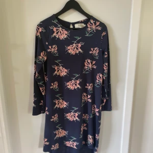 Trikåklänning från Emma och Malena  - Härlig trikåklänning från Emma och Malena. Superfin kvalitet och passform som alla EM:s kläder. Sparsamt använd och i mkt fint skick. Köparen står för frakten. 