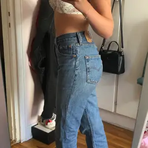 Blå vintage levis jeans! (Köpta på Ibiza) model 501,  skulle säga att de är kanske 30 i längd och 26/27 i midja. Fast det står 28 på lappen. Jättebra skick! Sista bilden är med filter och visar därför inte rättvisa färgen