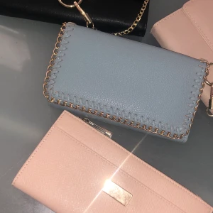 Plånböcker 💓 - 150kr/st pris går att diskutera vid snabb affär 🥰 alla är oanvända förutom den rosa längst ner 💕