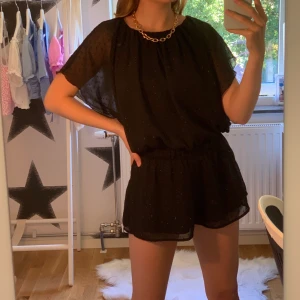 Jumpsuit - En jättesöt och skön jumpsuit! Den passar både vintern och sommaren då man kan ha ett par byxor under den också⭐️ Denna är endast använd för två julavslutningar så den är precis som ny. Den är i storlek 158/164 vilket motsvarar ungefär XS (passar även mig som är storlek S) 