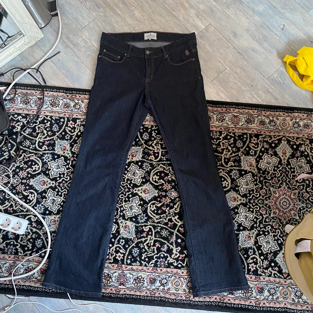 Säljer dessa jeans, frakt: 66kr passar mig som har M💞 innerbenslängd: 81cm Midjemått: 41cm. Jeans & Byxor.