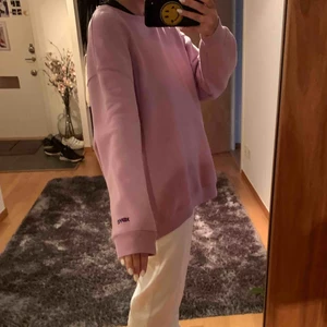  - Oversized sweatshirt från PULL&BEAR, pastell lila i strl XL. Bra skick.