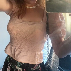 Gullig topp  - Världens gulligaste nude rosa topp, köpt från NAKD för 349 kr men säljer för 165 eftersom den är helt oanvänd. Den är i storlek 32 men passar också 34. Fler bilder kan skickas vid intresse <33 