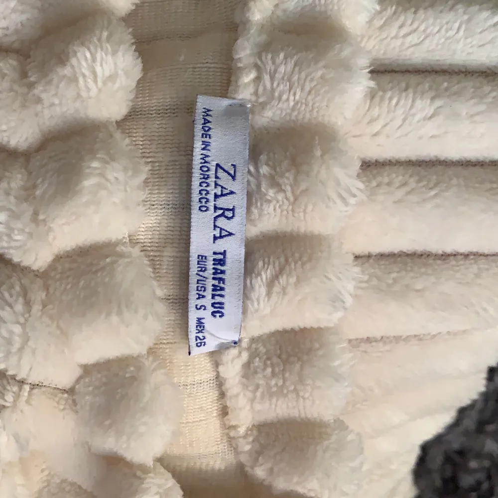 Sparsamt använd suuupermysig tröja från Zara. Säljer pga har ingen användning för :( köparen står för frakt.. Tröjor & Koftor.