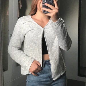 Kofta - En svart/grå och vit stickad kofta. Tunt material och  aldrig använd så den är i mycket bra skick. 90kr + frakt 44kr (tar bara swish)