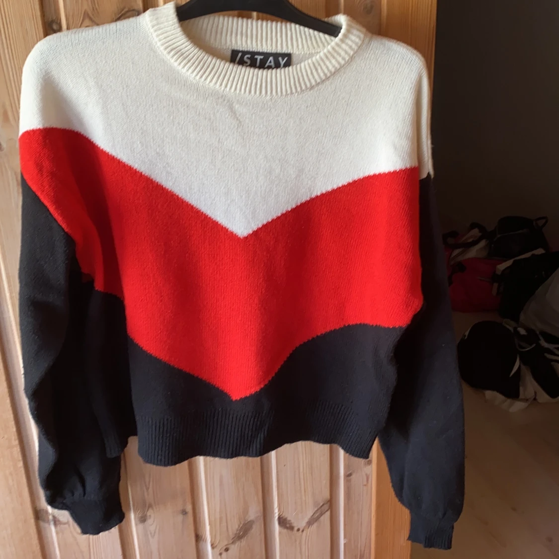 Stickad tröja tre färger (STAY)