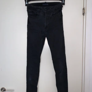 Jeans - Exakt likadana jeans som på förra bilden. Svarta jeans. Mellanmidjade. Hämtas upp eller fraktas. Köparen står för frakt. Frakten ligger på ca 40kr. Skicka privat för bättre bild.