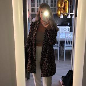En leopard mönstrad kappa från Zara, Storlek XS