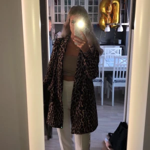 Kappa Zara - En leopard mönstrad kappa från Zara, Storlek XS